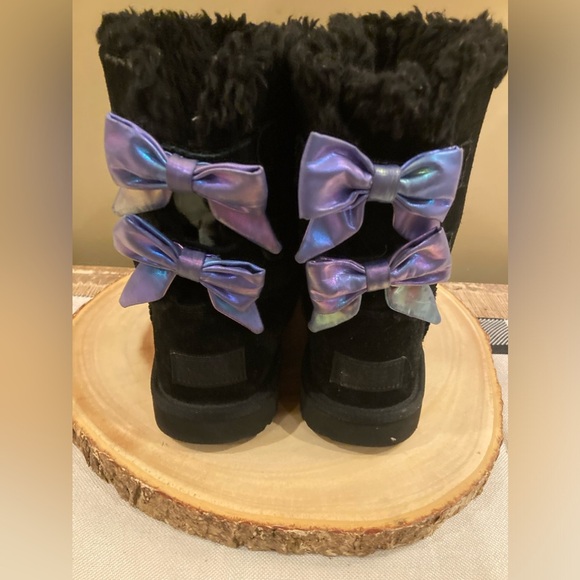 Ugg‎ Australia Kids Bailey Bow Iridescent Purple Black Boots Sz-4￼ - Picture 1 of 9